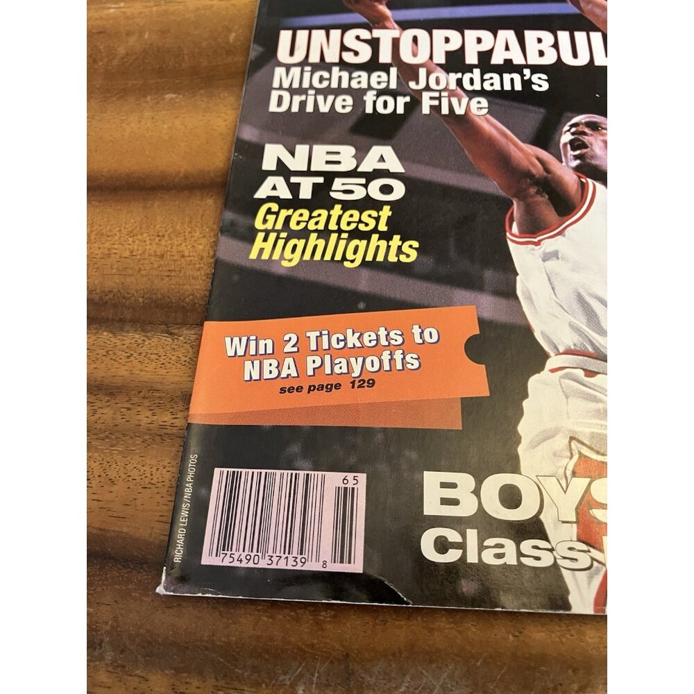 1996-97 Street & Smith's Pro Basketball Magazine Michael Jordan Chicago Bulls - Picture 2 of 8